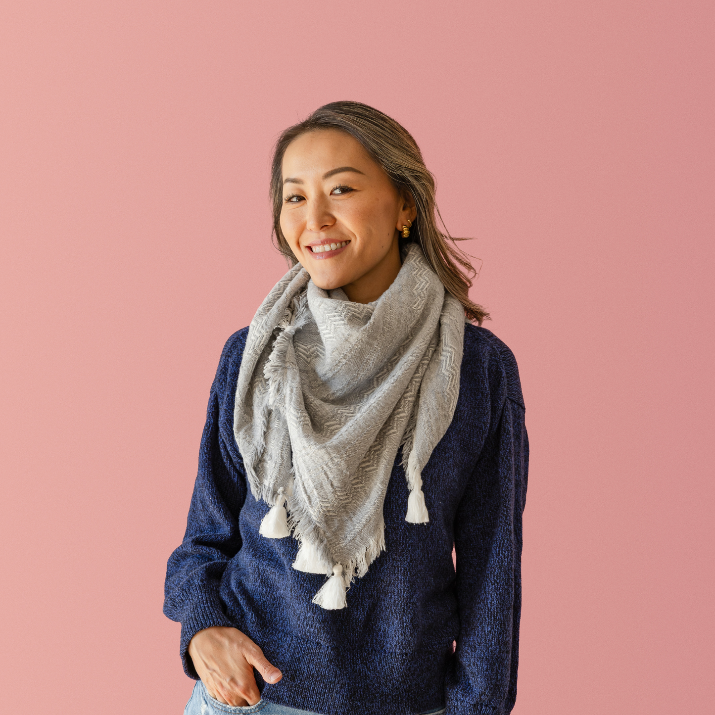 Gray cotton scarf with tassels