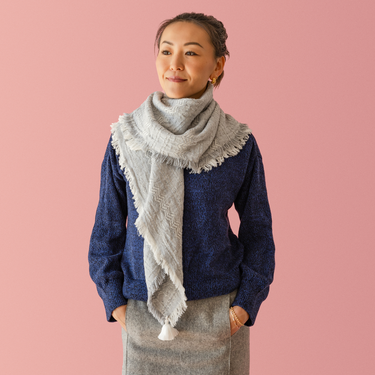 Gray cotton scarf with tassels